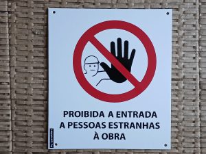 Placa de OBRA - Proibida a Entrada de Pessoas Estranhas à Obra